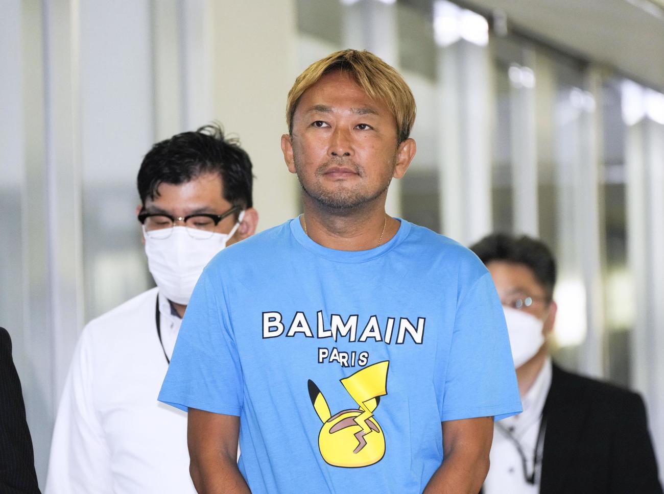 成田空港に到着し、逮捕された元参院議員のガーシー容疑者（共同）