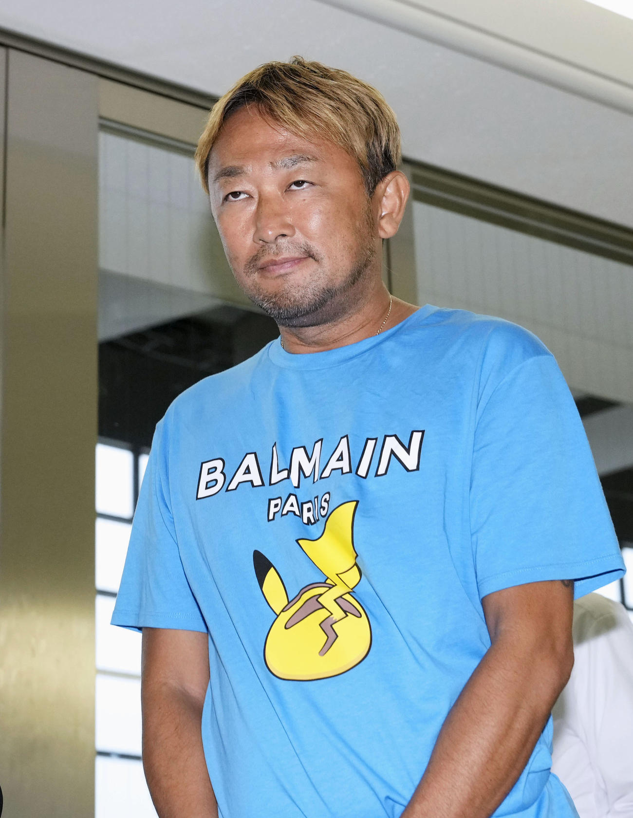成田空港に到着し、逮捕された元参院議員のガーシー容疑者（共同）