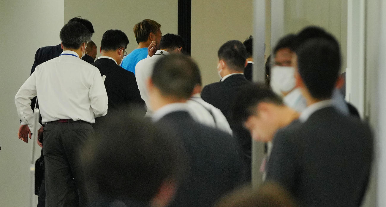 一般搭乗客が続々と降りる中、捜査員に別室に連行されるガーシーこと東谷義和容疑者（後方＝青いTシャツ）（撮影・垰建太）