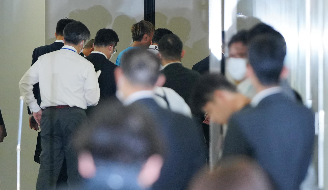 一般搭乗客が続々と降りる中、捜査員に別室に連行されるガーシーこと東谷義和容疑者（後方＝青いTシャツ）（撮影・垰建太）