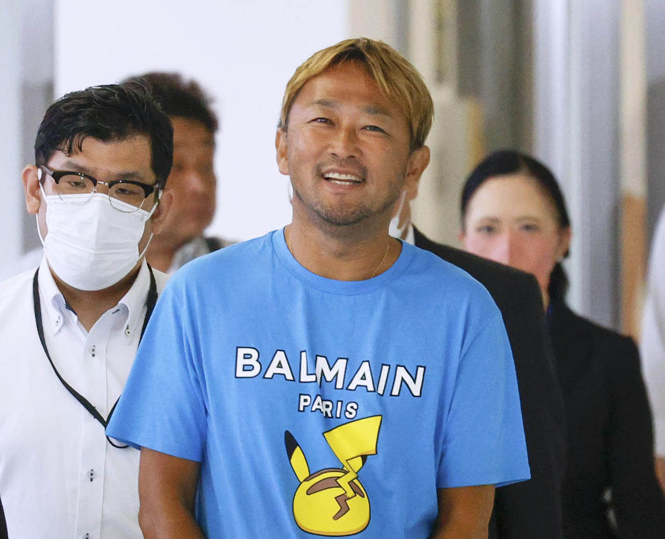 成田空港に到着し、逮捕された元参院議員のガーシー容疑者（共同）