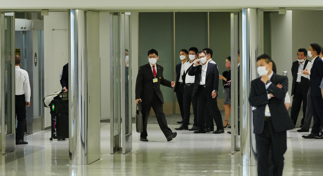 到着ゲート付近で待ち構える捜査員ら（撮影・垰建太）