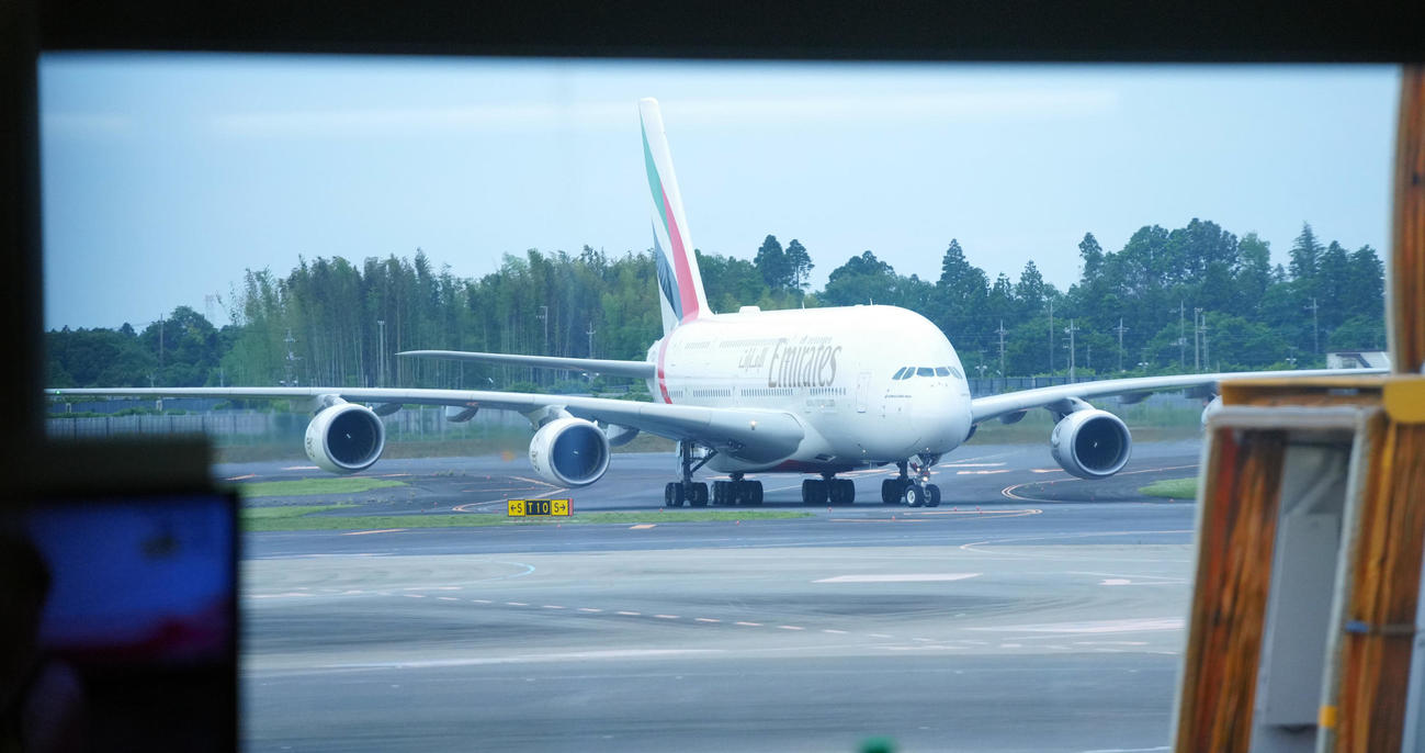 成田空港に着陸したガーシーこと東谷義和容疑者を乗せた飛行機（撮影・垰建太）
