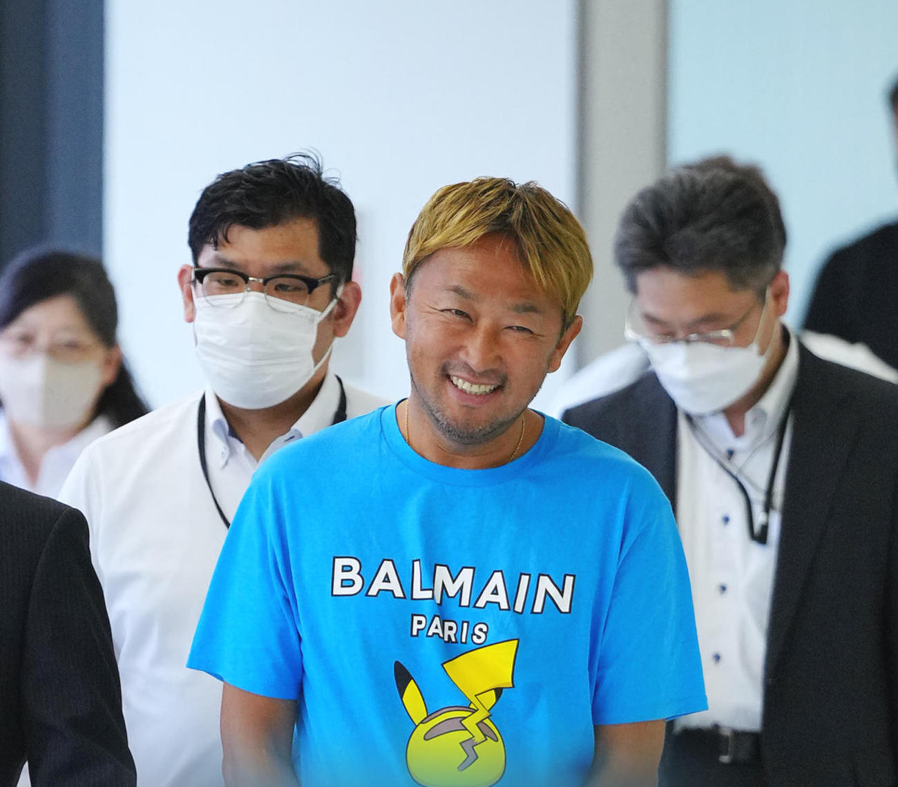 帰国し逮捕されたガーシーこと東谷義和容疑者（右）は捜査員と談笑しながら移動する　※画像は一部加工（撮影・垰建太）