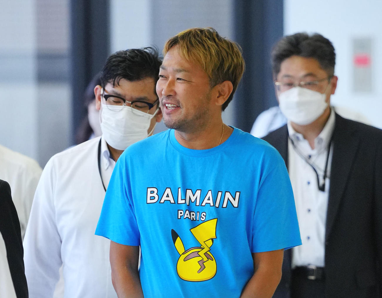 帰国し逮捕されたガーシーこと東谷義和容疑者（中央）は捜査員と談笑しながら移動する（撮影・垰建太）