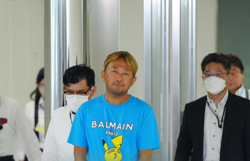 帰国し逮捕されたガーシーこと東谷義和容疑者（中央）は多くの捜査員に連れられながら移動する（撮影・垰建太）