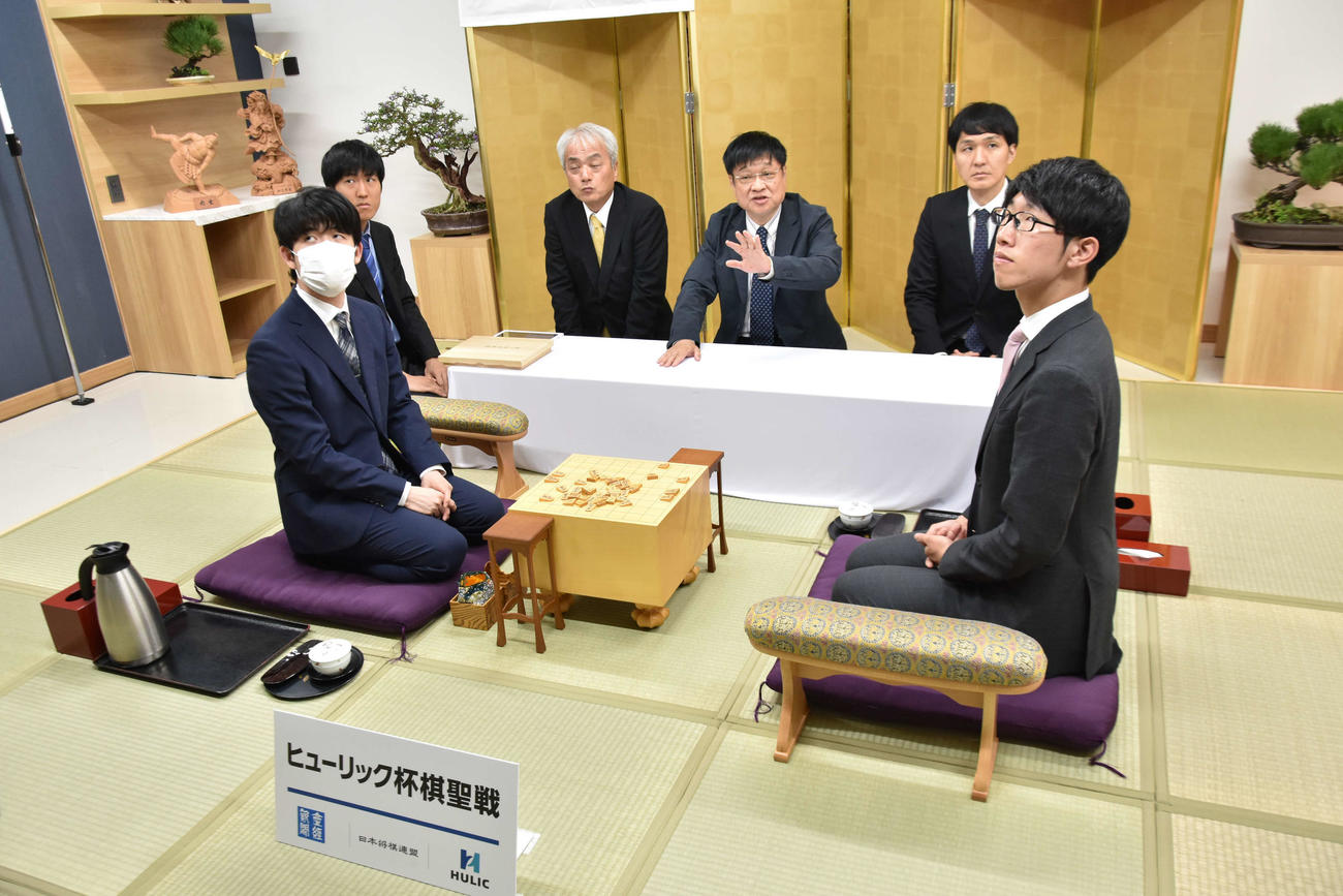 ベトナム・ダナンで前日検分に臨んだ藤井聡太棋聖（左）と佐々木大地七段（日本将棋連盟提供）