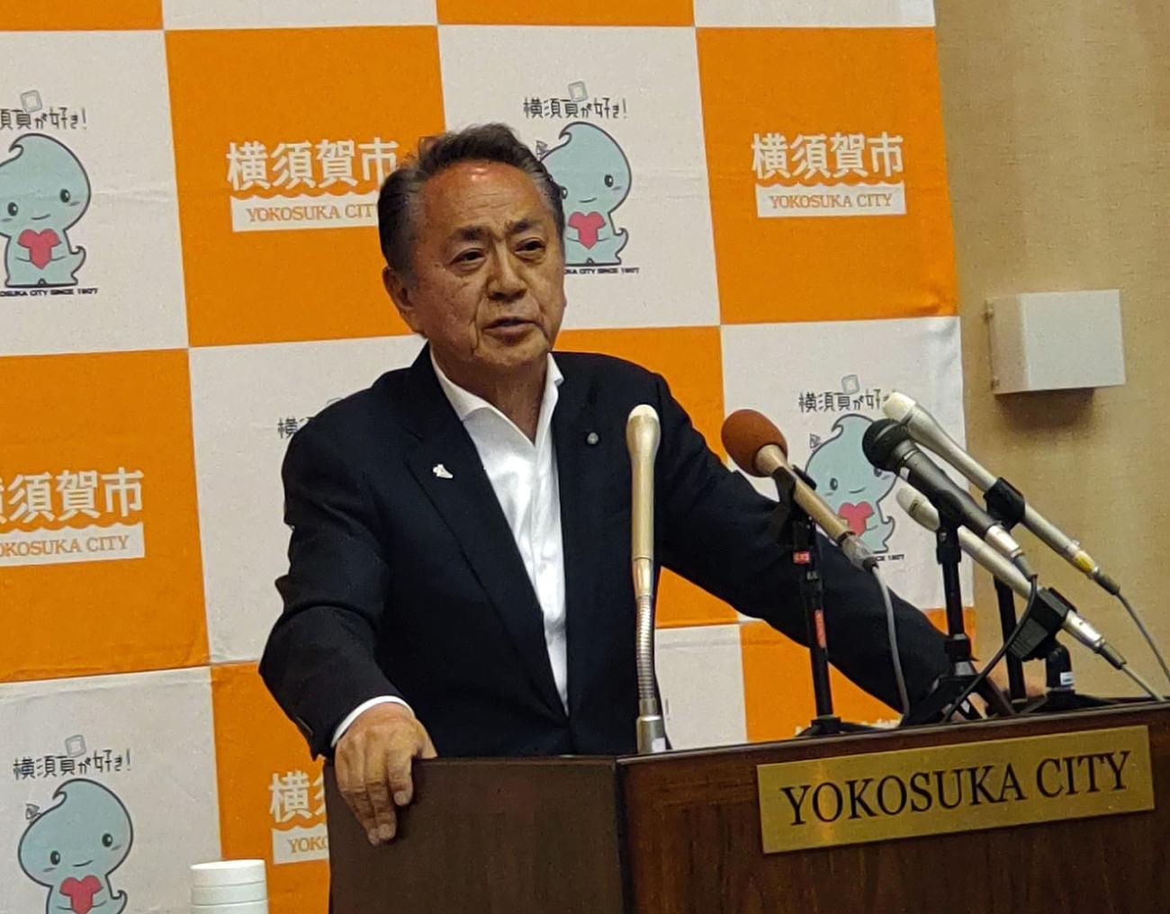 チャットGPTについて会見する横須賀市の上地克明市長（6月5日、横須賀市役所）