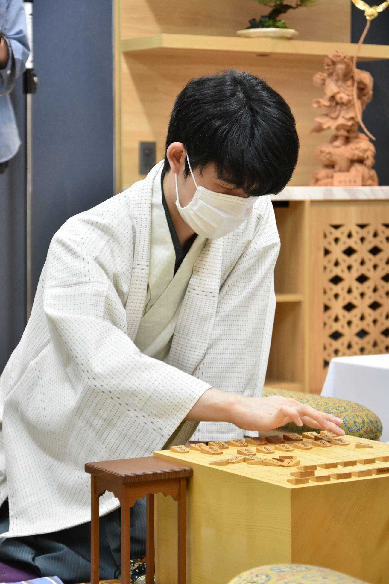 ベトナム・ダナンで行われた第94期ヒューリック杯棋聖戦5番勝負第1局に臨む藤井聡太棋聖（日本将棋連盟提供）