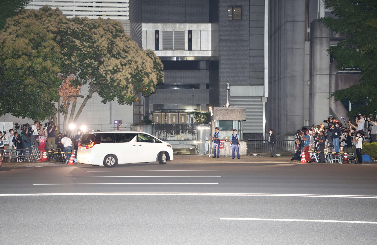 2023年6月4日、警視庁に入るガーシーこと東谷義和容疑者を乗せた車両