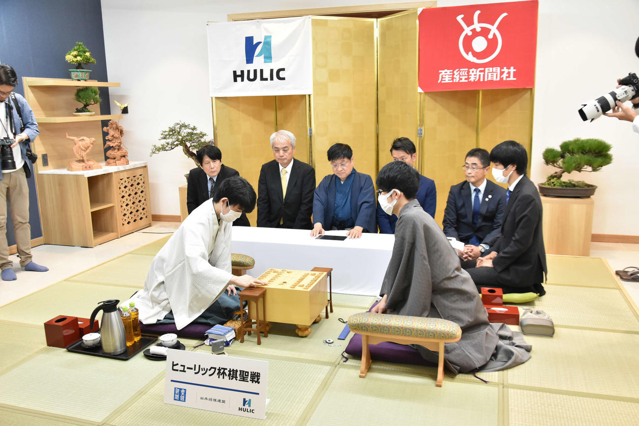 ベトナム・ダナンで行われた第94期ヒューリック杯棋聖戦5番勝負第1局に臨んだ藤井聡太棋聖（左）佐々木大地七段（日本将棋連盟提供）