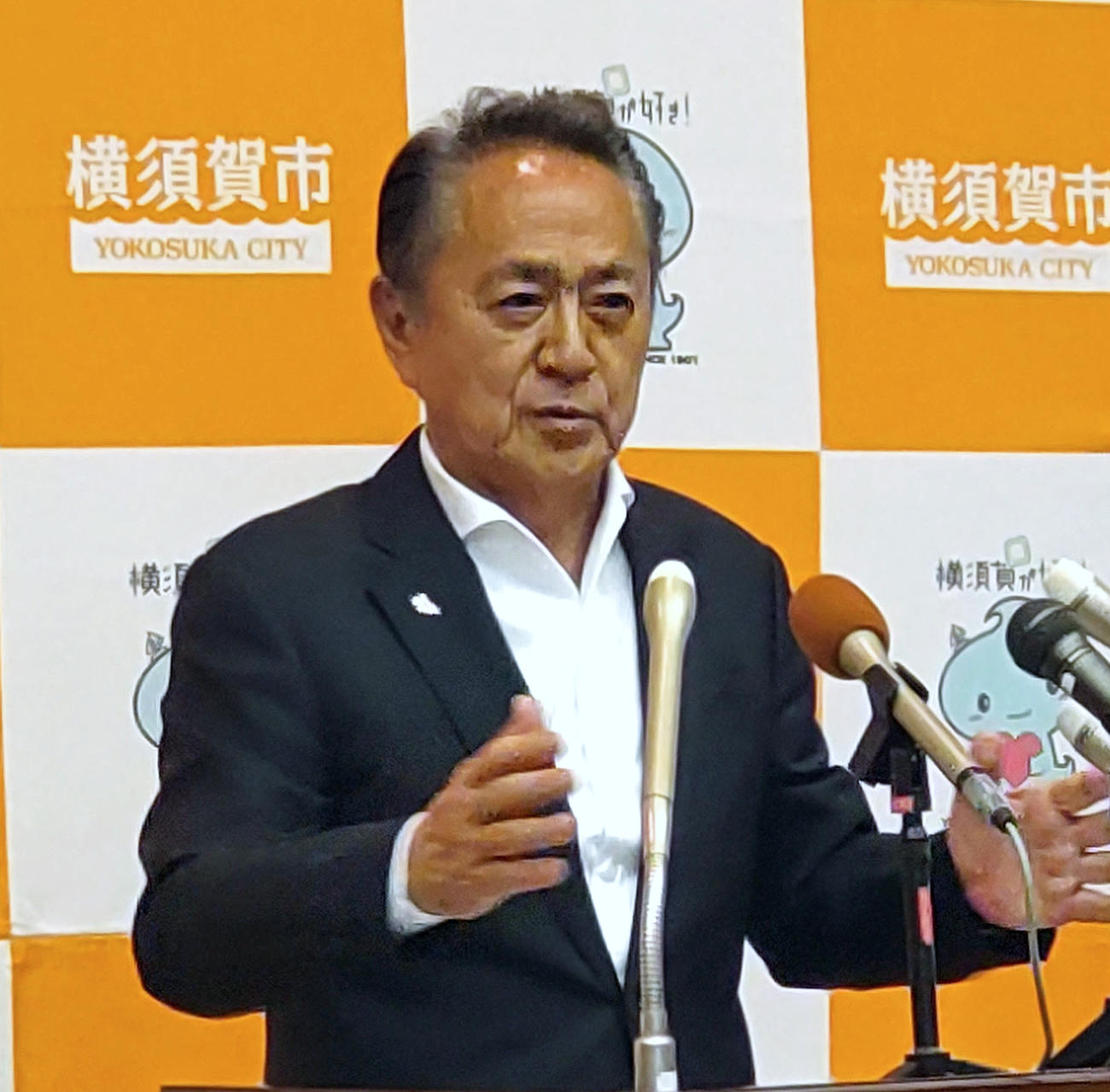 チャットGPTについて会見する横須賀市の上地克明市長