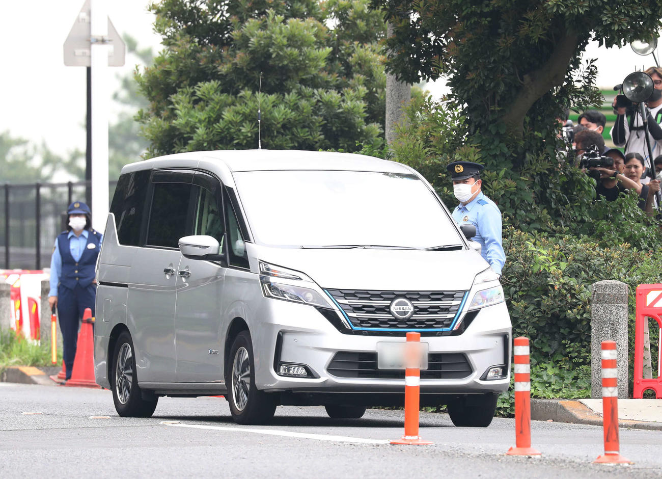 東京湾岸警察署を出るガーシー容疑者を乗せたと思われる車（撮影・丹羽敏通）
