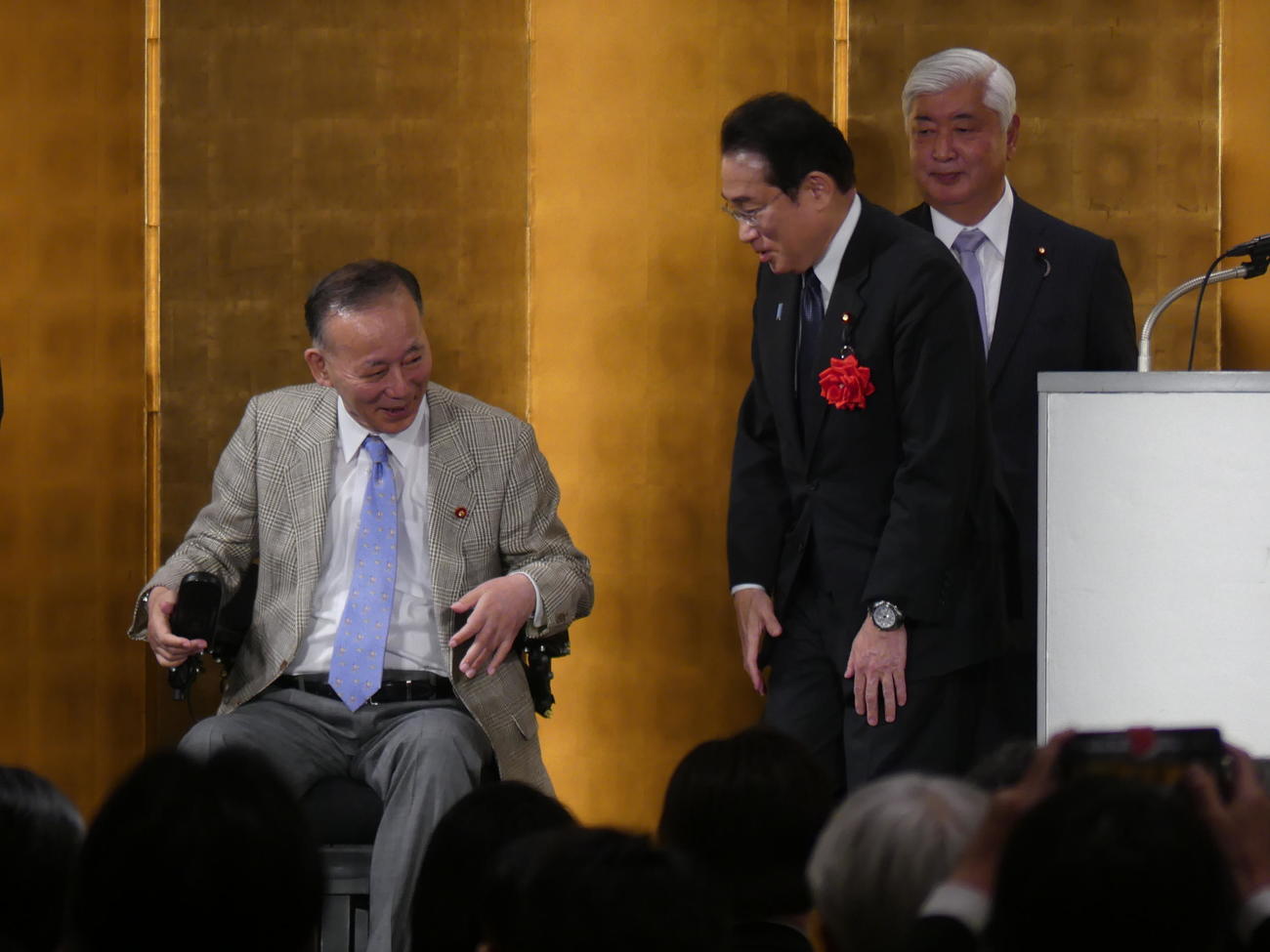来賓あいさつした岸田文雄首相（中央）にあいさつする有隣会特別顧問の谷垣禎一氏（撮影・中山知子）