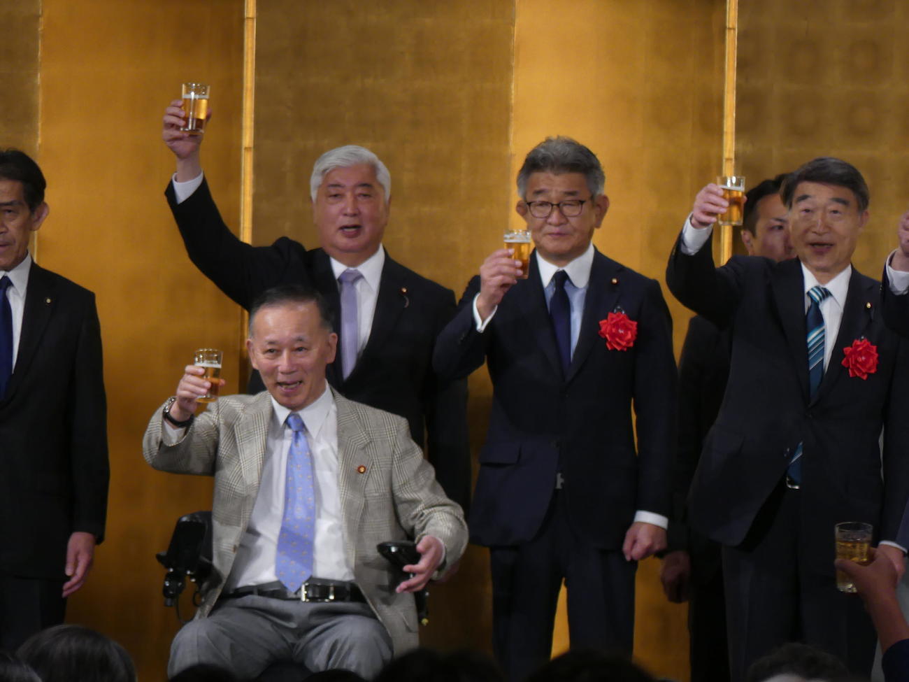 谷垣グループのパーティーで乾杯する谷垣禎一氏や自民党幹部（撮影・中山知子）
