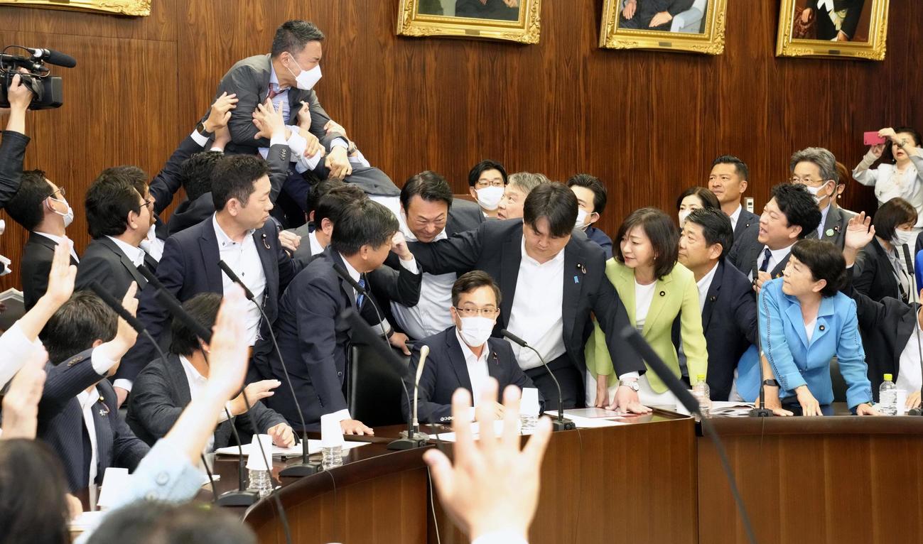 杉久法務委員長に飛びかかろうとするも周囲を固めた与党議員に阻まれる山本太郎氏（上）（共同）