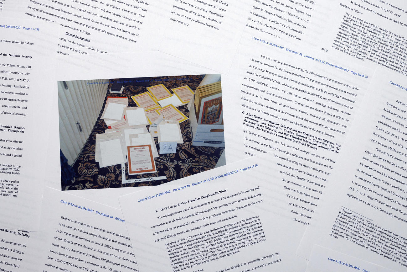 押収された書類の山が掲載されたFBIの文書（AP）