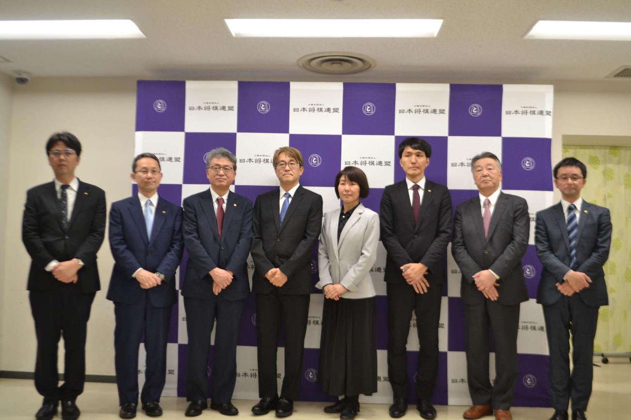 新役員に選出された森下卓九段、井上慶太九段、脇謙二九段、羽生善治九段、清水市代女流七段、西尾明七段、佐竹康峰氏、片上大輔七段（左から）