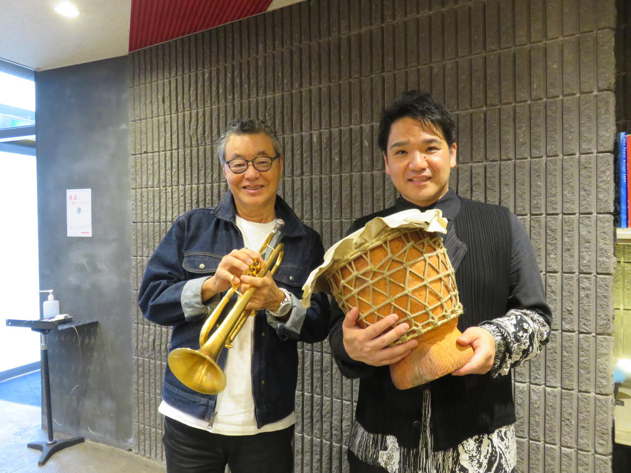 コラボCDを発売する世界的ジャズ・トランペット奏者日野皓正（左）と縄文太鼓奏者の第一人者茂呂剛伸
