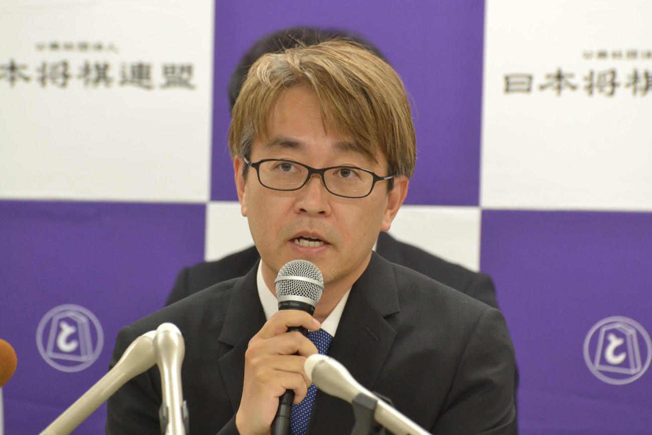 日本将棋連盟会長として記者会見に臨む羽生善治九段