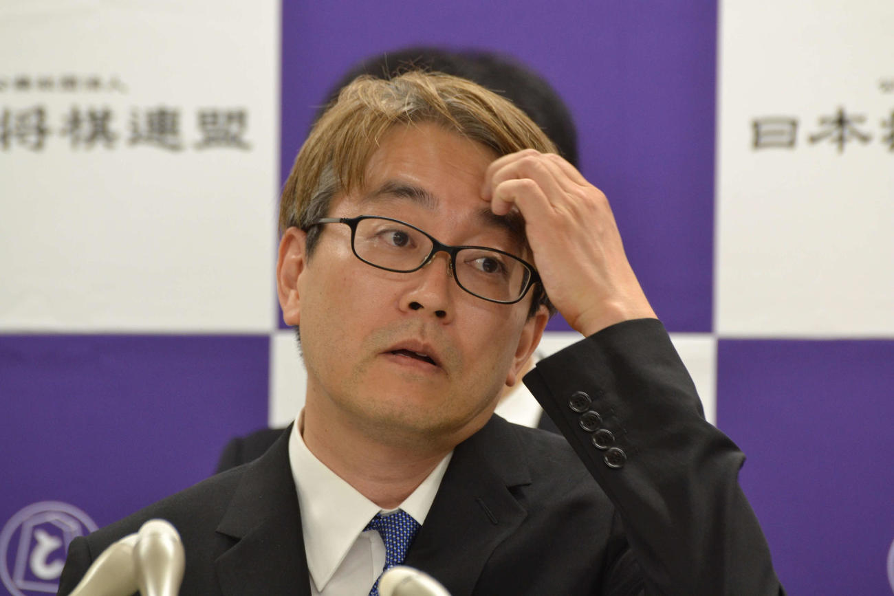日本将棋連盟会長として記者会見に臨む羽生善治九段
