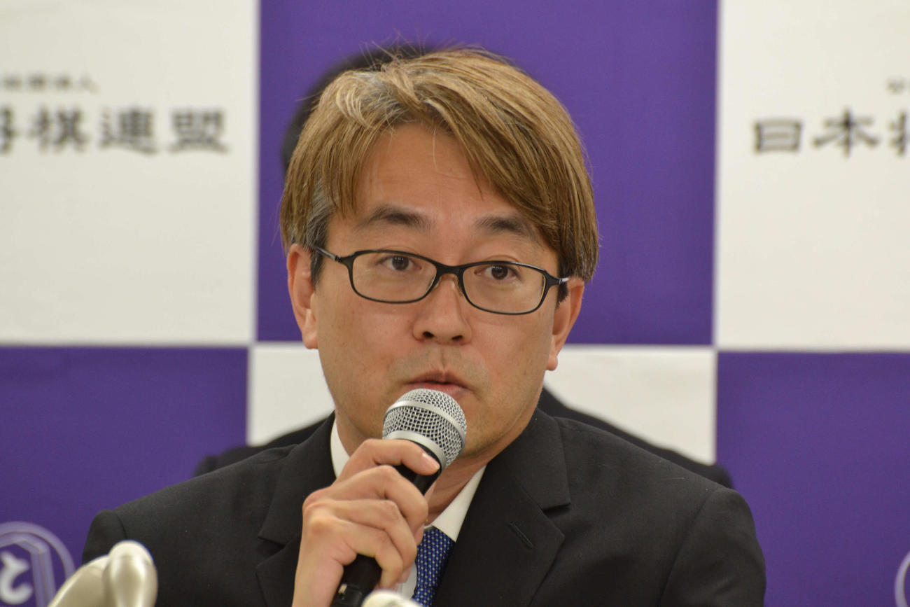 日本将棋連盟会長として記者会見に臨む羽生善治九段