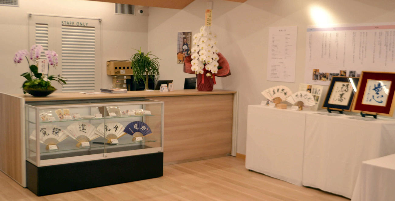 駒テラスのギャラリーでは棋士の扇子や色紙などの物販コーナーもある