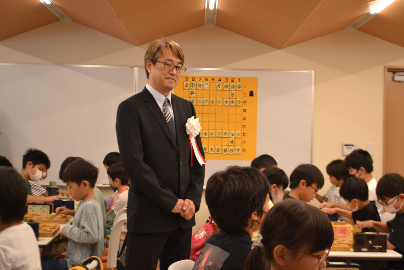 ギャラリーで開催された小学生将棋大会を視察する羽生会長（撮影・赤塚辰浩）
