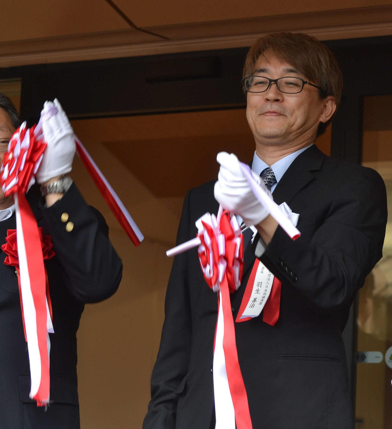 テープカットを行う羽生会長