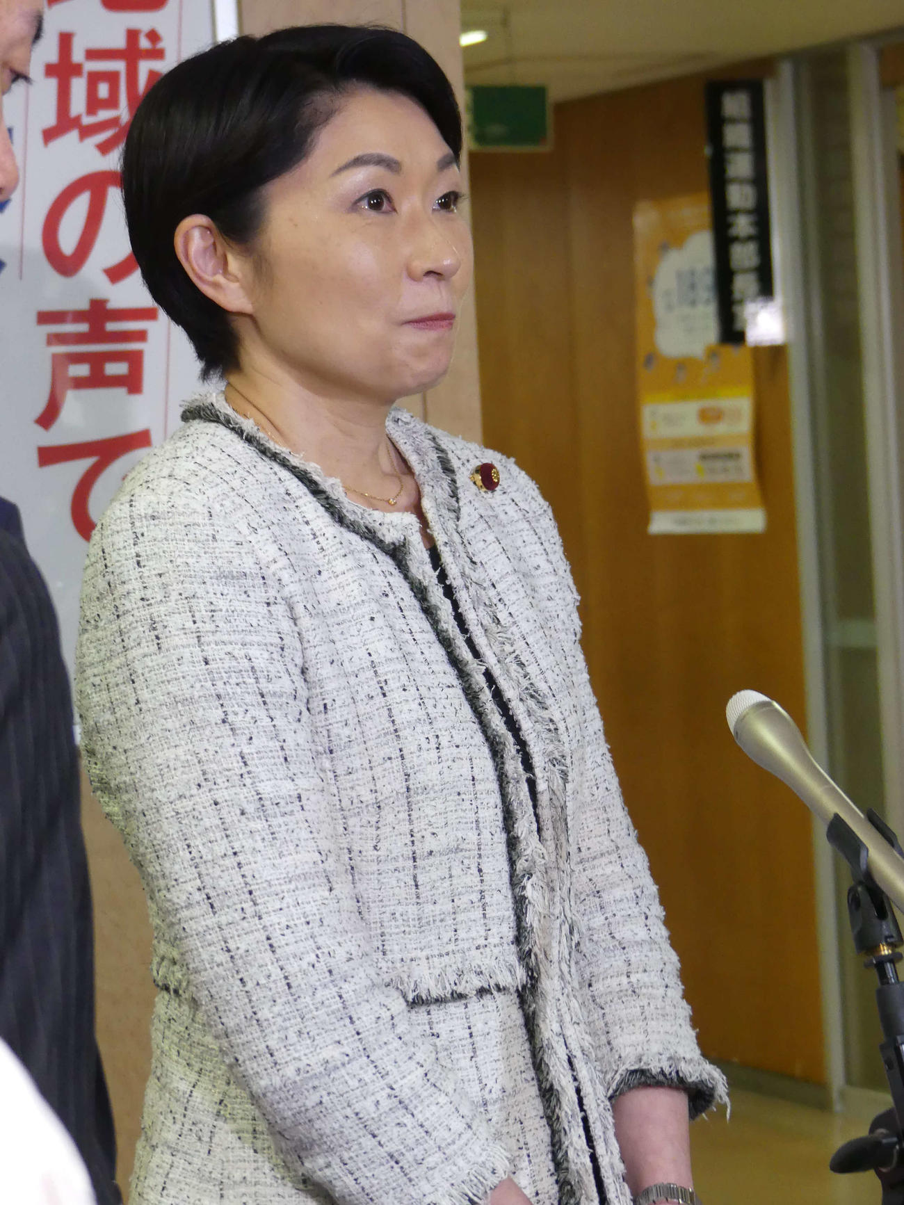 父の小渕恵三元首相を官房長官で支えた青木幹雄氏の死去について、時折目を潤ませながら取材に応じる自民党の小渕優子組織運動本部長（撮影・中山知子）