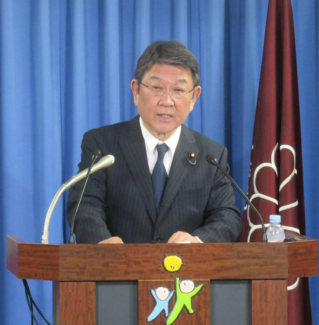 自民党の茂木敏充幹事長は役員会後の会見で逝去した青木幹雄氏を悼んだ
