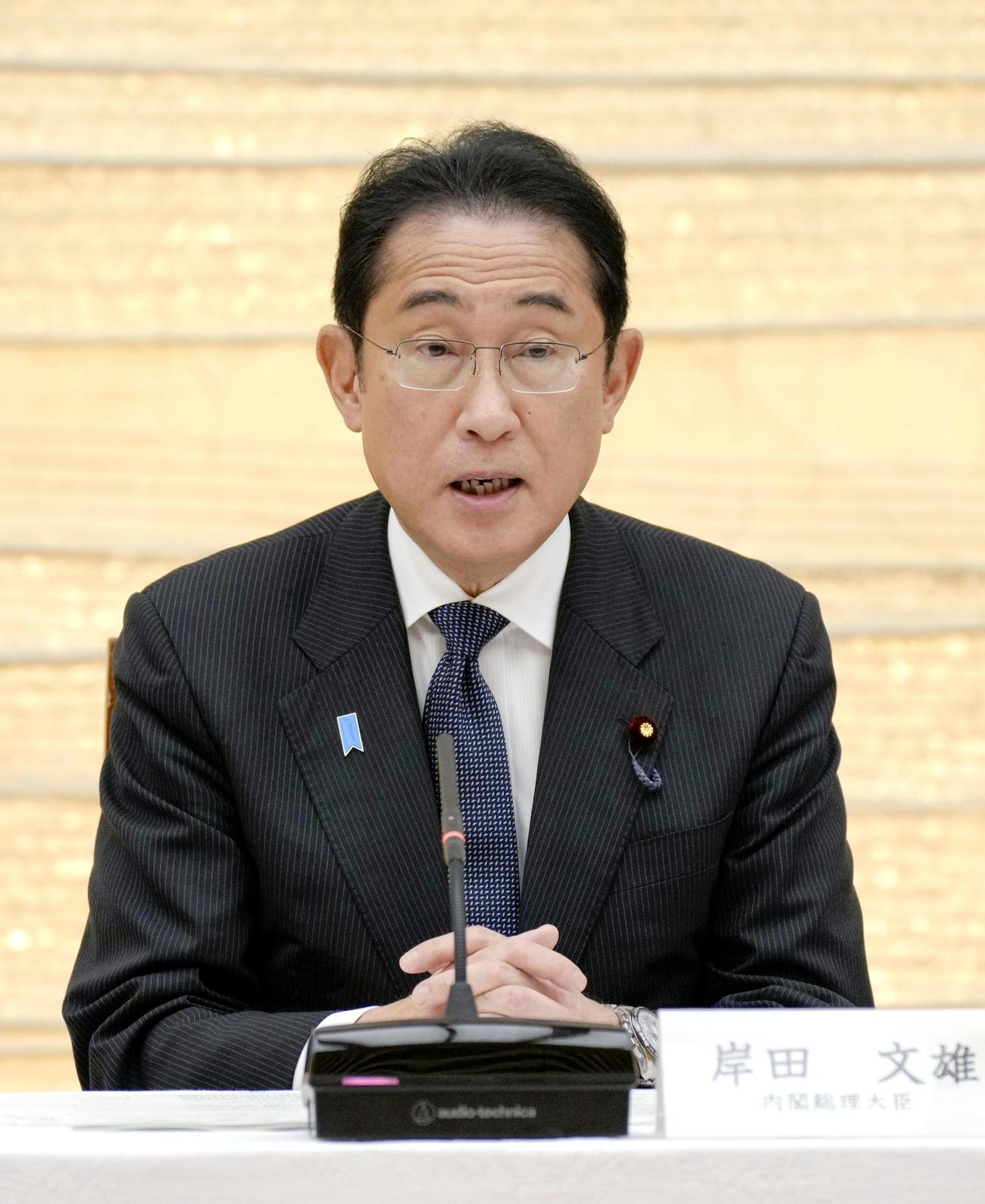 「こども未来戦略会議」の会合であいさつする岸田首相（共同）