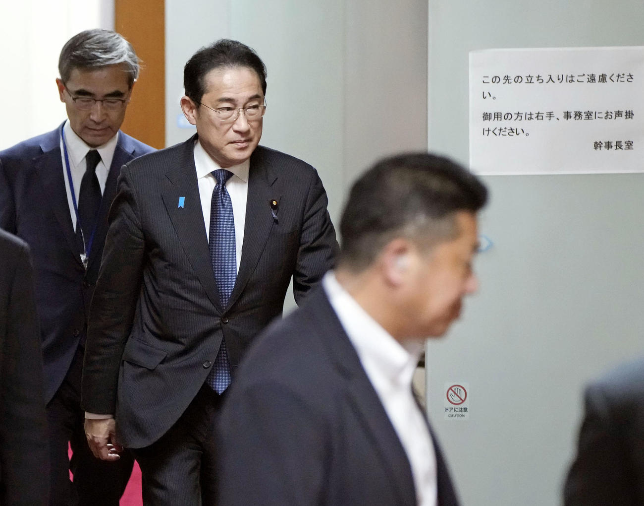 自民党の麻生副総裁、茂木幹事長と会談を終えた岸田首相（中央）（共同）