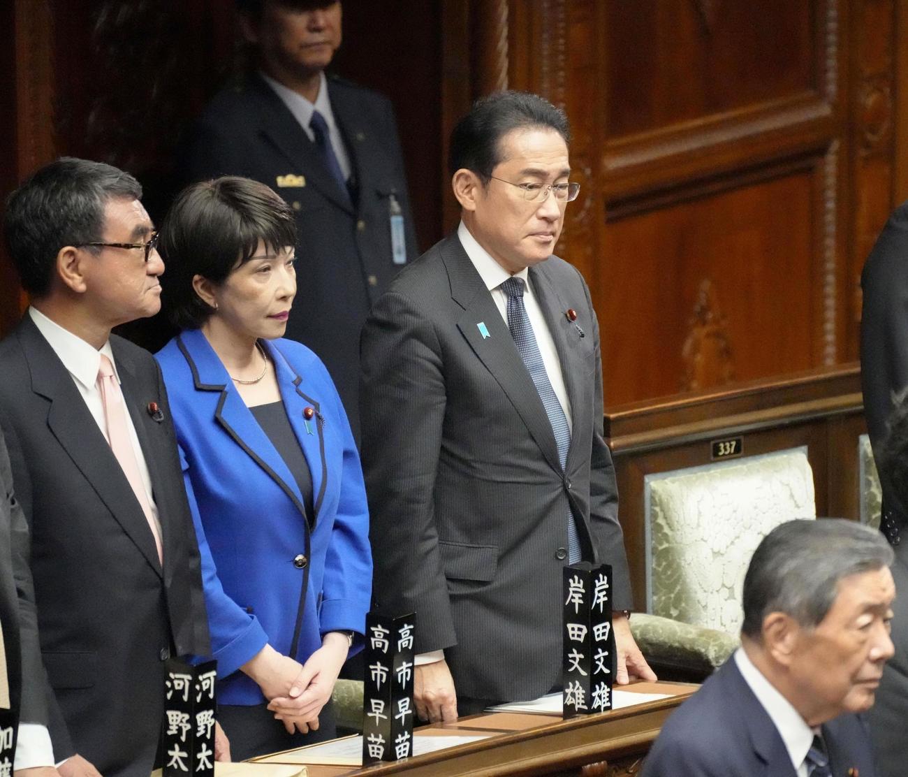 衆院本会議でLGBT理解増進法案の与党修正案に賛成のため起立した岸田首相ら（共同）
