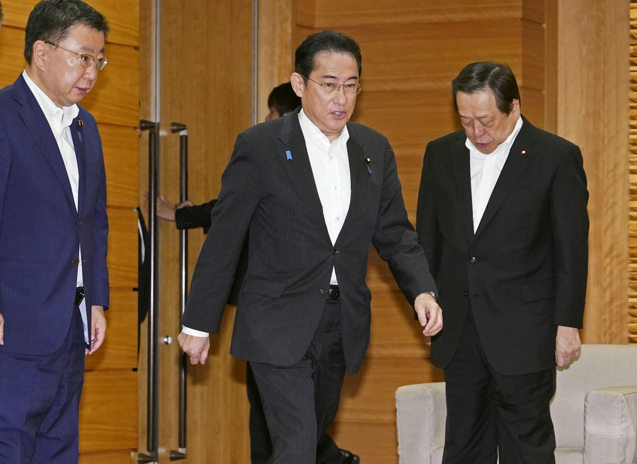閣議に臨む岸田首相（中央）（共同）