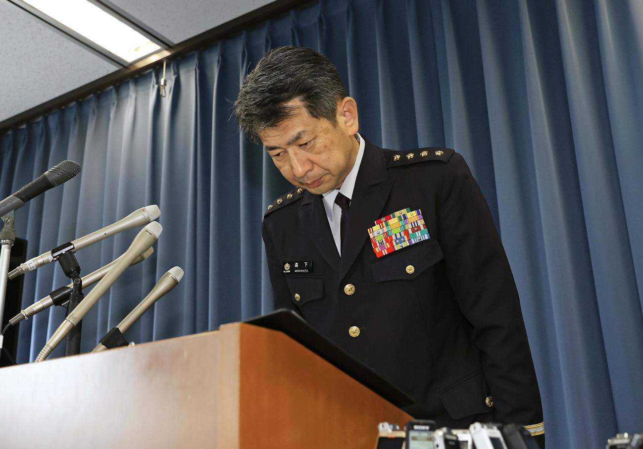 記者会見で謝罪する陸上自衛隊の森下泰臣陸上幕僚長（共同）