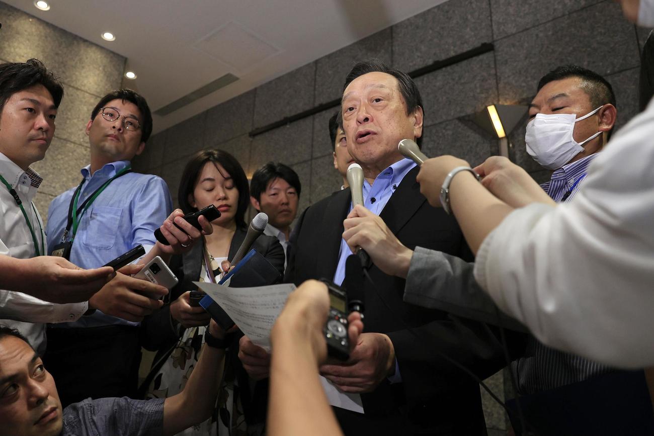 取材に応じる浜田防衛相（中央）（共同）