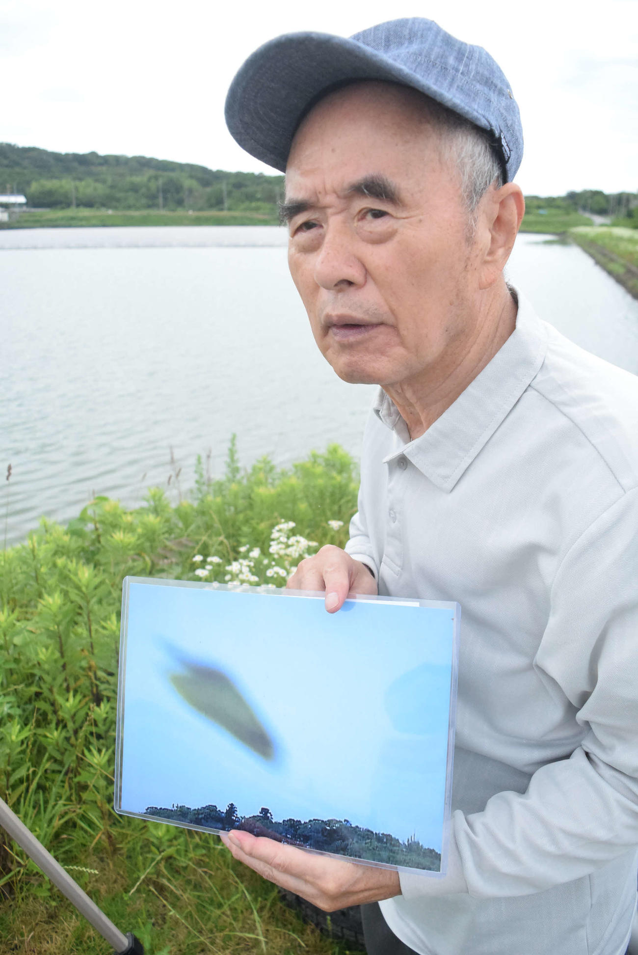 過去に現場で撮ったUFOの写真を紹介する武良信行氏（撮影・阪口孝志）