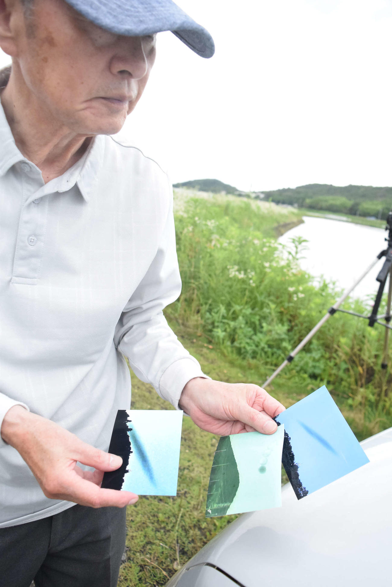 過去に現場で撮ったUFOの写真を紹介する武良信行氏（撮影・阪口孝志）