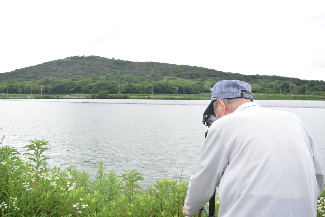 UFOの撮影を試みる武良信行氏（撮影・阪口孝志）