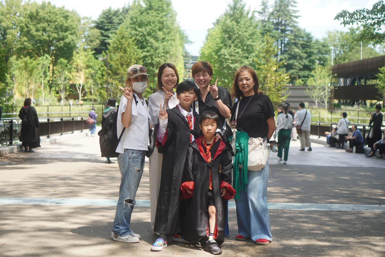 ハリー・ポッターのコスチュームを着て記念撮影をする子どもと家族（撮影・沢田直人）