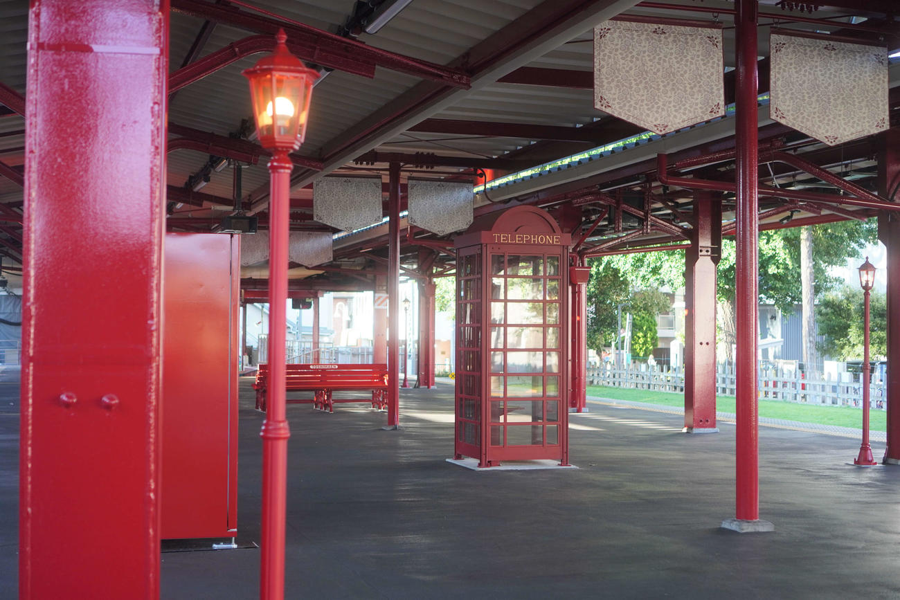 ハリー・ポッターに登場する「ホグズミード駅」をイメージした豊島園駅のホーム（撮影・沢田直人）