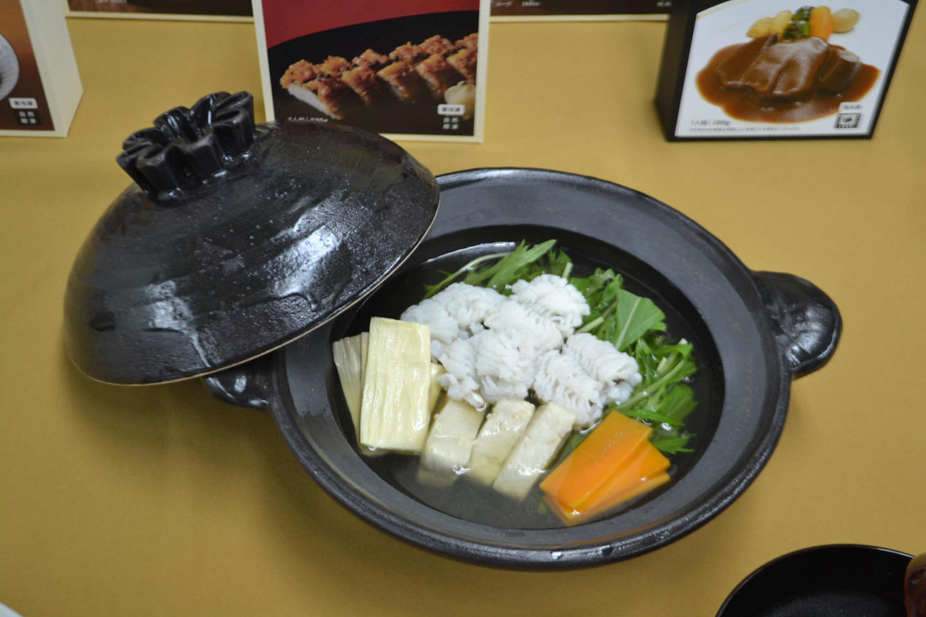 「京懐石　美濃吉本店　竹茂楼」の「鱧鍋　すっぽん出汁仕立て」