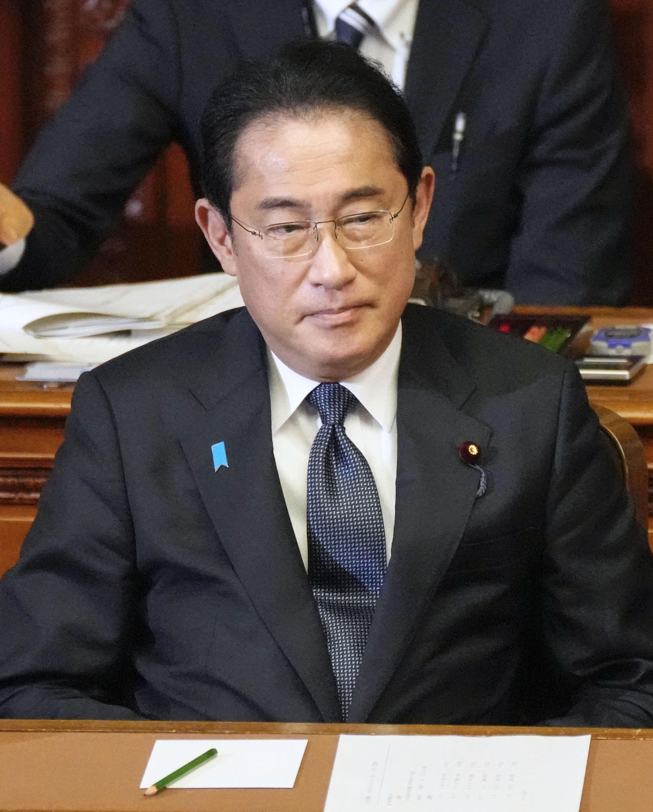 衆院本会議で内閣不信任決議案が否決され、一礼後に着席した岸田首相（共同）
