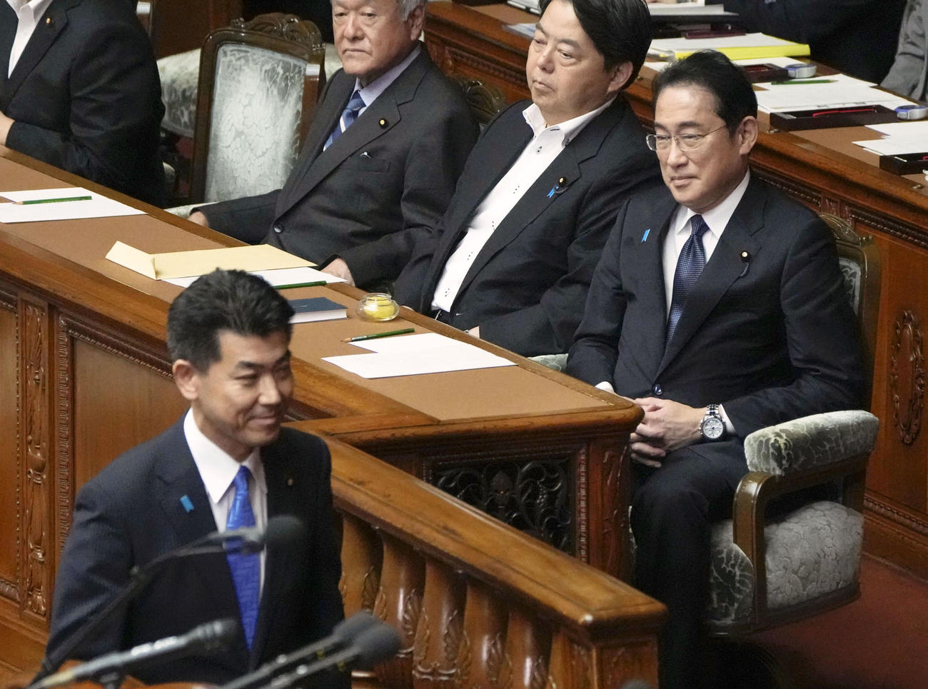 衆院本会議で内閣不信任決議案の趣旨弁明に臨む立憲民主党の泉代表（左手前）と、余裕の表情を見せる岸田首相（奥右）（共同）