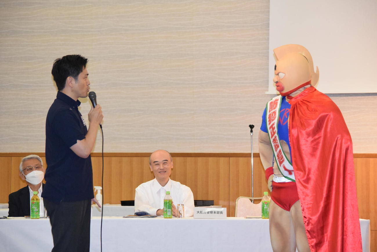 キン肉マン(右)に話しかける吉村洋文大阪府知事（撮影・阪口孝志）