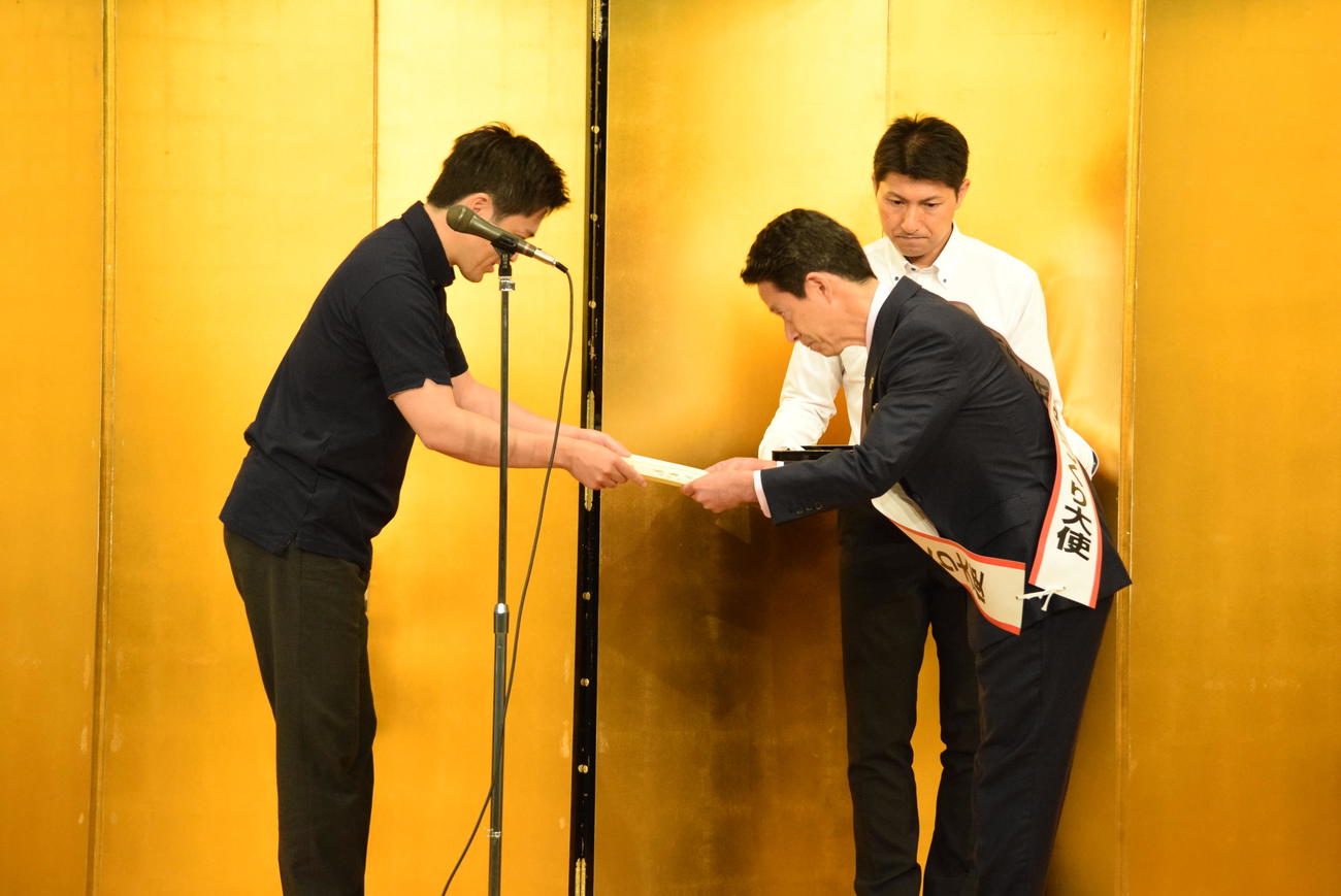 西川忠志(右)に大阪府安全なまちづくり大使感謝状を贈呈する吉村洋文大阪府知事（撮影・阪口孝志）