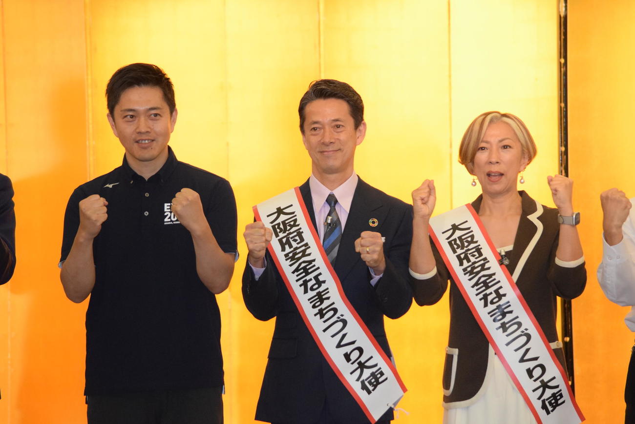 「小さなころからこつこつと」ポーズを取る吉村洋文大阪府知事と西川忠志(中)、かの子(右)兄妹（撮影・阪口孝志）