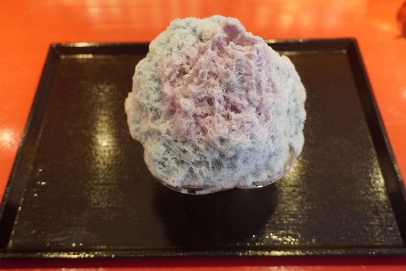 「中町氷菓店　練馬豊島園」のシロップをかけると色が変化するかき氷「マジックバタフライ」（撮影・沢田直人）