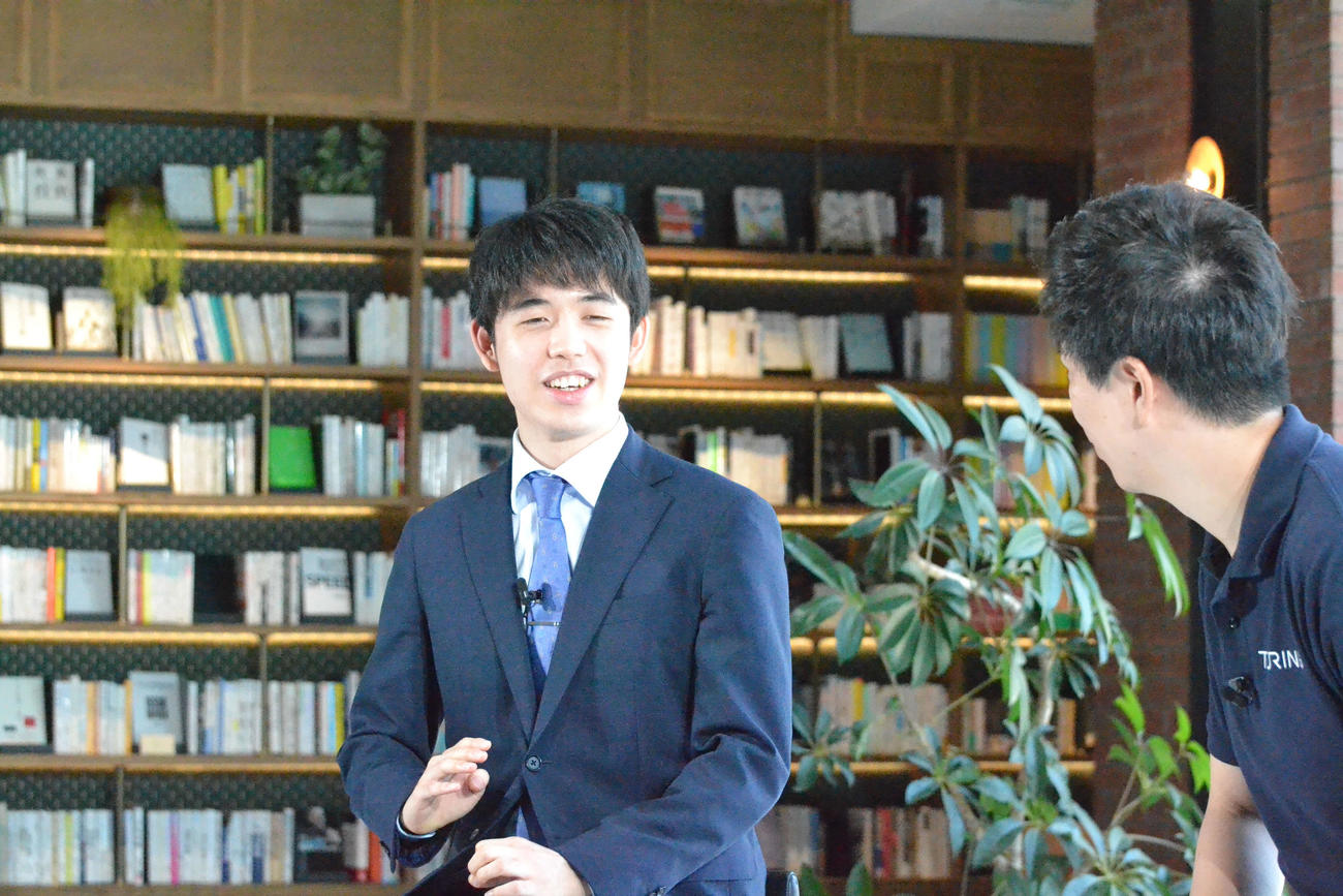「第8期叡王戦記念イベント」として将棋AI「Ponanza」の開発者で自動運転の開発を行う「Turing」山本一成CEO（右）との対談を行った藤井聡太叡王